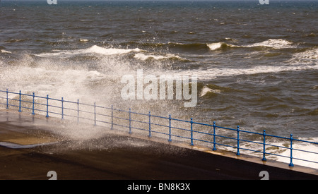 Raue SEE UND DIE WELLEN SCHLAGEN ÜBER DER KÜSTE VON HARTLEPOOL LANDSPITZE ENGLAND GROSSBRITANNIEN Stockfoto