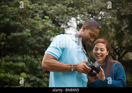 Paar mit Blick auf Bilder auf Digitalkamera Stockfoto