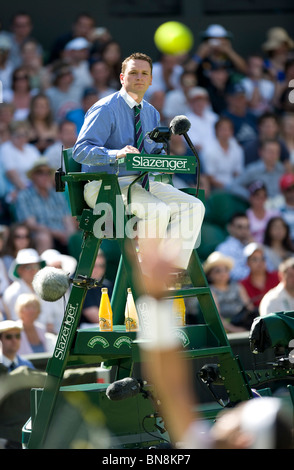 Schiedsrichter Uhren spielen auf dem Centrecourt in Wimbledon Tennis Championships 2010 Stockfoto
