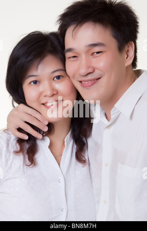 Asian paar umarmt Stockfoto