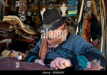 Ein Mann, der Teppich in einem Shop in Old Jaffa Flohmarkt Israel Reparatur Stockfoto