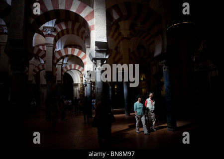 Touristen besuchen die Moschee und die Kathedrale von Córdoba, Andalusien, Spanien. Stockfoto