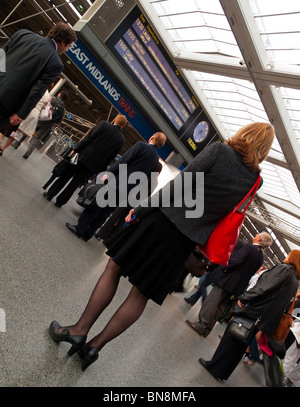 Gruppe von Passagieren am Ticket Barriere für Züge in den East Midlands am Bahnhof St Pancras in London UK Stockfoto