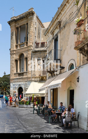 Cafe auf eine typische Straße in der Altstadt Ortigia, Syrakus (Siracusa), Sizilien, Italien Stockfoto