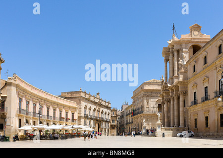 Piazza del Duomo mit dem Dom auf der rechten Seite des Schusses, Ortigia, Syrakus (Siracusa), Sizilien, Italien Stockfoto