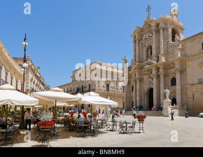 Syrakus, Sizilien. Cafe auf der Piazza del Duomo mit dem Dom hinter, Ortigia, Syrakus (Siracusa), Sizilien, Italien Stockfoto