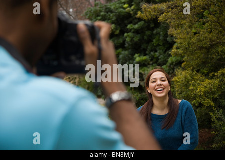 Mann unter Bild des lächelnden Freundin Stockfoto