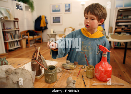 Junge, Töpfern Stockfoto