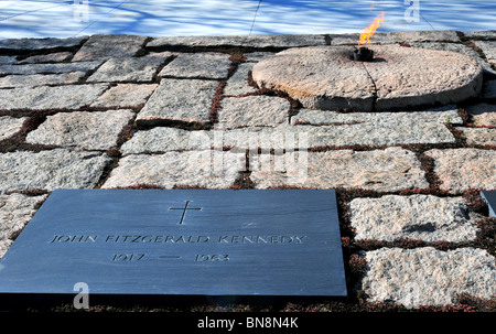 Die ewige Flamme an Kennedy Grabstätte in Arlington Cemetery Stockfoto