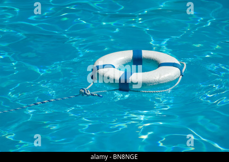 Auf sonnigen blauen Wasser schwimmenden Rettungsring Stockfoto