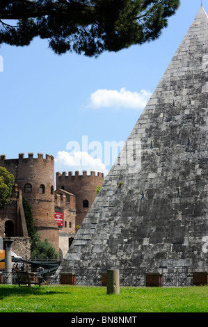 Die Pyramide des Cestius neben dem englischen Friedhof in Rom, Italien Stockfoto