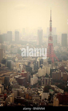 Tokyo Tower von Tokyo City View in Roppongi Hills gesehen. Stockfoto