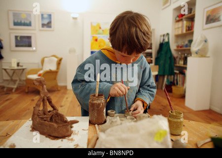 Junge, Töpfern Stockfoto