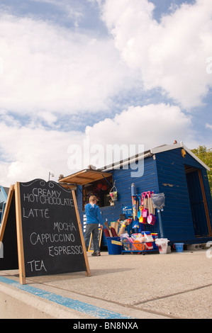 Ein Getränke-Shop speichern am Strand in Southwold, Suffolk, England, Großbritannien, Uk Stockfoto