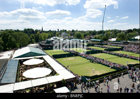 Blick auf das Cafe Pergola und Gerichte 7, 6 und 5 während Wimbledon Tennis Championships 2010 Stockfoto