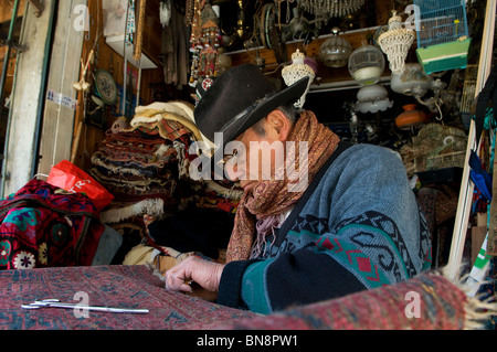 Ein Mann Teppiche in einem Geschäft in der Altstadt von Jaffa Flohmarkt Israel Instandsetzung Stockfoto