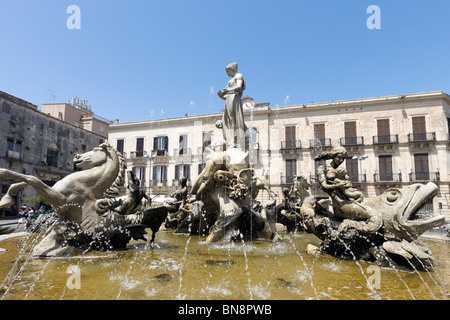 Brunnen mit einer Statue von Arethusa im Zentrum der Piazza Archimede, Ortigia, Syrakus (Siracusa), Sizilien, Italien Stockfoto