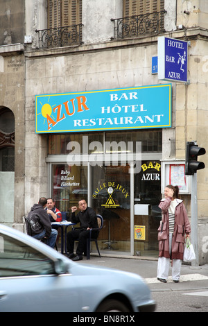 Straßenszene vor Restaurant und Hotel Azur, Nancy, Frankreich Stockfoto