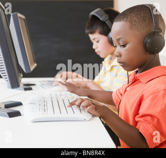 Jungs schreiben am Computer im Computerraum Stockfoto