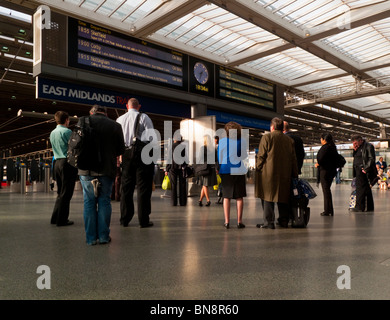 Gruppe von Passagieren am Ticket Barriere für Züge in den East Midlands am Bahnhof St Pancras in London UK Stockfoto