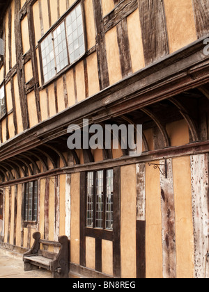 Detail der halbe Fachwerkhaus Architektur im Lord Leycester Hospital in Warwick England UK gebaut im 14. und 15. Jahrhundert Stockfoto