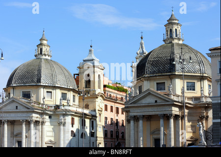 An der Spitze der Via del Corso die Twin Kirchen Santa Maria di Montesanto und Santa Maria dei Miracoli, in Rom Stockfoto