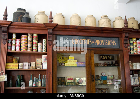 Victorian Lebensmittelladen im viktorianischen Chemiker Shop Blists Hill Ironbridge Telford Shropshire West Midlands England große Brit Stockfoto