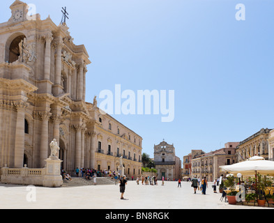 Piazza del Duomo mit dem Dom auf der linken Seite, Ortigia, Syrakus (Siracusa), Sizilien, Italien Stockfoto