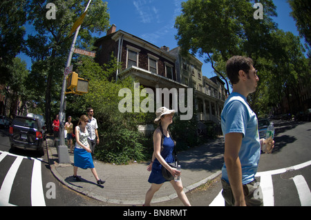 Die Menschen gehen vorbei an Holzhäusern im Stadtteil Fort Greene von Brooklyn im Samstag, 3. Juli 2010. (© Frances M. Roberts) Stockfoto