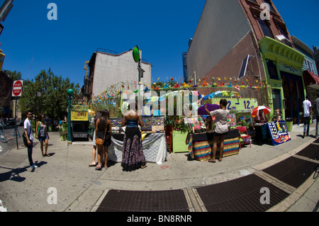 Menschen-Shop bei Straßenverkäufer Ständen in der Nähe von Fort Greene in Brooklyn in New York Stockfoto