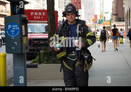 Passanten und Ersthelfer am Unfallort ein Schacht Feuer auf West 23rd Street in dem trendigen Chelsea-Viertel von New York Stockfoto