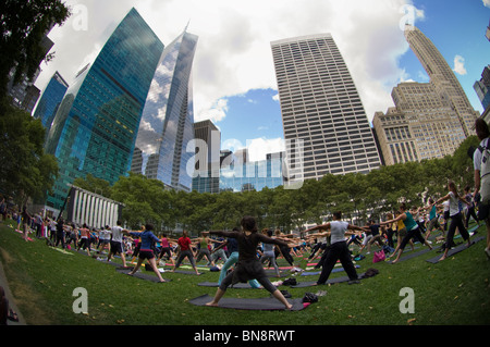 Hunderte von Yoga-Praktizierende aller Niveaus zu beteiligen, in einem kostenlosen Yoga-Kurs im Bryant Park in New York gegeben Stockfoto