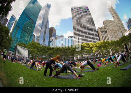 Hunderte von Yoga-Praktizierende aller Niveaus zu beteiligen, in einem kostenlosen Yoga-Kurs im Bryant Park in New York gegeben Stockfoto