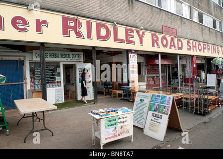 Viagra Verkauf außerhalb eine chinesische Herbalist Shop in Ridley Road Market, Dalston, London UK KATHY DEWITT Stockfoto