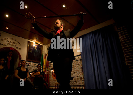 Eine Flamenco-Tänzerin oder Tänzer, führt in der Peña Flamenca Juanito Villar Club in Cadiz, Andalusien, Spanien, 9. April 2010. Stockfoto