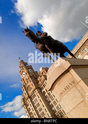 Statue von König Edward VII. von Sir William Goscombe John vor Royal Liver Building auf dem Molenkopf in Liverpool England Stockfoto