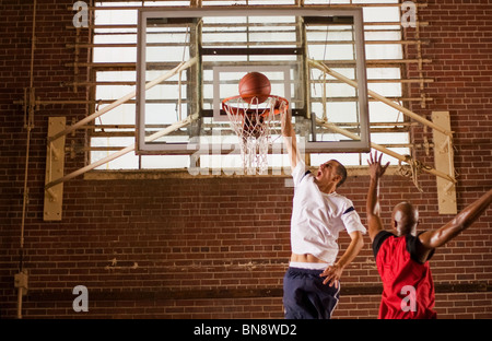 Männer Basketball spielen Stockfoto