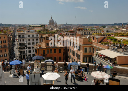 Der Panoramablick hinunter Via dei Condotti genossen von Touristen neben dem Sallustian Obelisken Roms Stockfoto