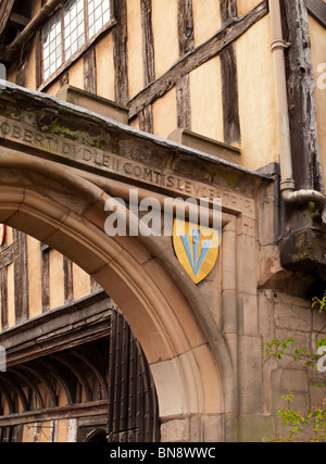 Detail der halbe Fachwerkhaus Architektur im Lord Leycester Hospital in Warwick England UK gebaut im 14. und 15. Jahrhundert Stockfoto