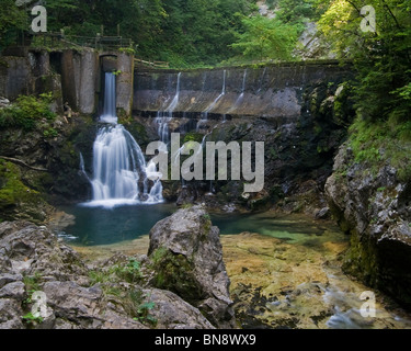 Eine verlassene Staudamm am Fluss Radovna in der Vintgar-Schlucht, in der Nähe von Bled, Slowenien. Stockfoto