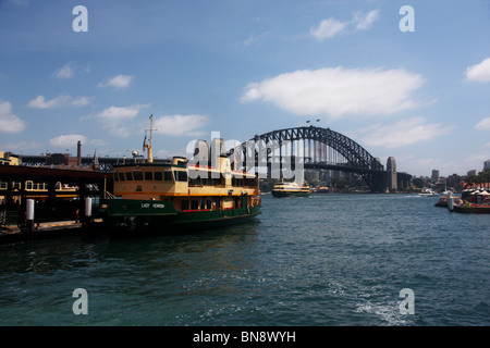 Fähre am Circular Quay mit Sydney Harbour Bridge im Hintergrund Sydney NSW Australia Stockfoto