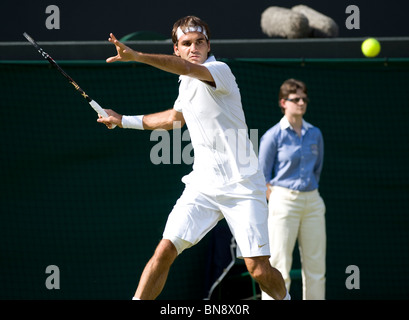 Roger Federer (SUI) in Aktion während Wimbledon Tennis Championships 2010 Stockfoto