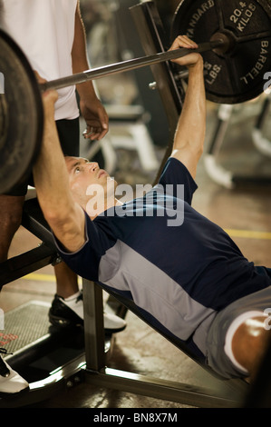 Mann im Fitnessstudio Gewichte heben Stockfoto
