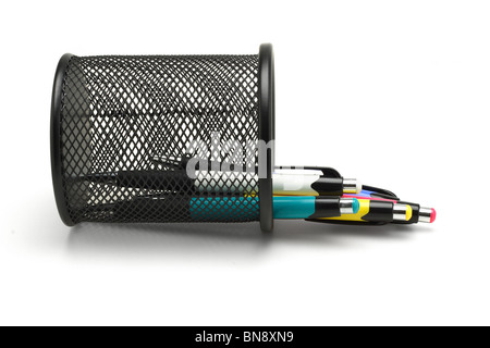 Multicolor Kugelschreiber ergoss sich aus gefallenen schwarzen Korb Behälter Stockfoto