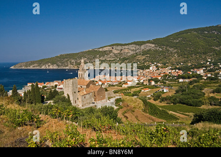 Benediktinerkloster St. Nikolaus, umgeben von Weinbergen, auf einem Hügel oberhalb von Komiza auf der Insel Vis, Kroatien (Otok). Stockfoto