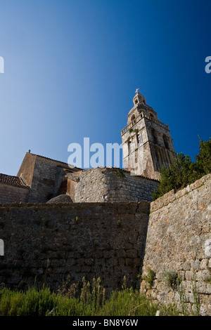 Benediktinerkloster St. Nikolaus, umgeben von Weinbergen, auf einem Hügel oberhalb von Komiza auf der Insel Vis, Kroatien (Otok). Stockfoto