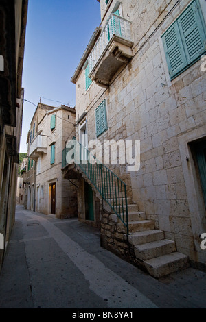 Eine schmale Hauptstraße in Fischen Dorf von Komiza auf der Insel Vis, Kroatien. Stockfoto