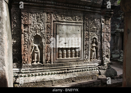 Skulpturen von gesagt, weibliche Gottheiten in einer Tempelwand im Preah Khan, in der Angkor Archäologische Park. Stockfoto