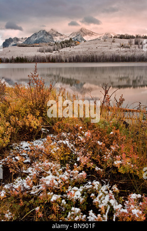 Sägezahn Berge Sonnenaufgang Reflexion in kleinen roten Fische See, Idaho Stockfoto