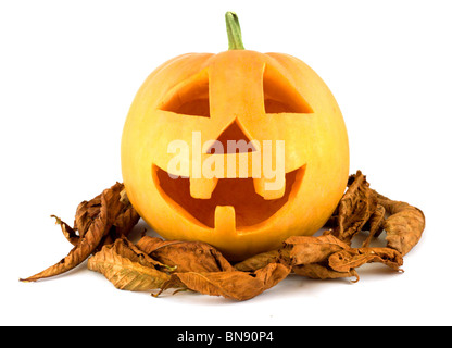 Halloween Kürbis Gesicht mit Herbstlaub isoliert auf weiss Stockfoto